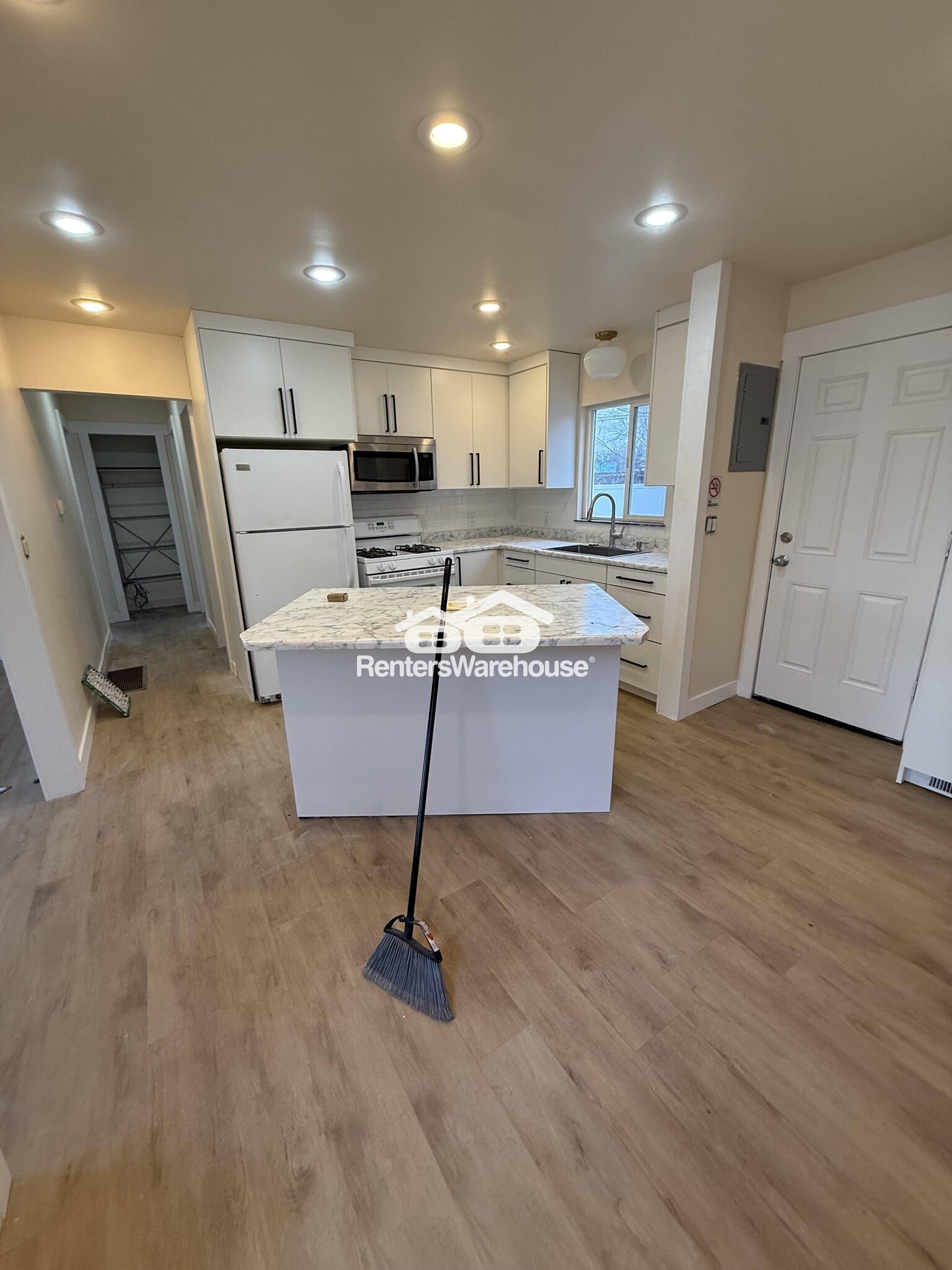 Building Photo - 318 E Oakland Ave