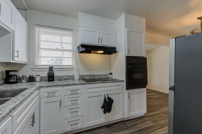 Building Photo - Charming Updated 3 Bedroom