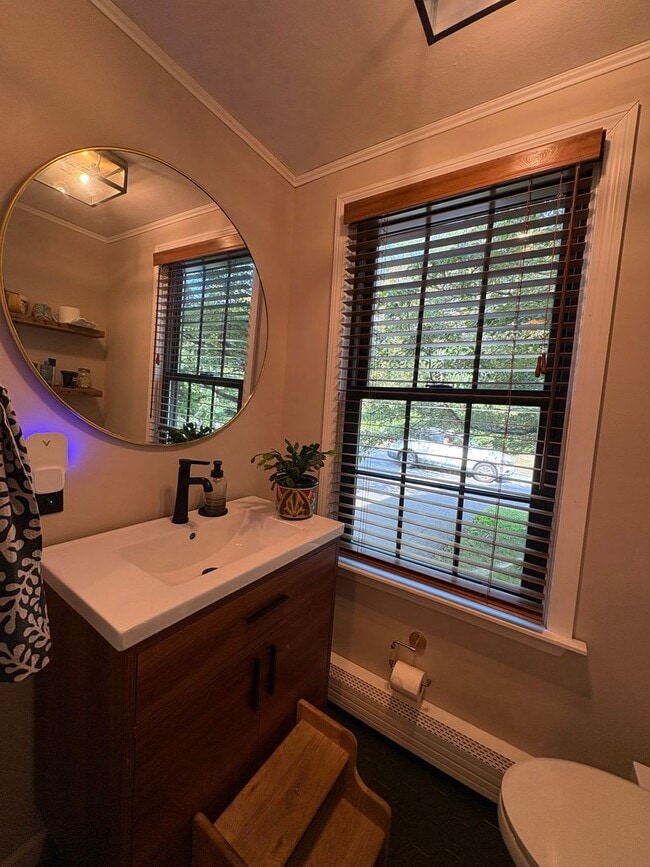 Building Photo - Cozy 3-Bedroom 1.5 -Bathroom Home with Fen...