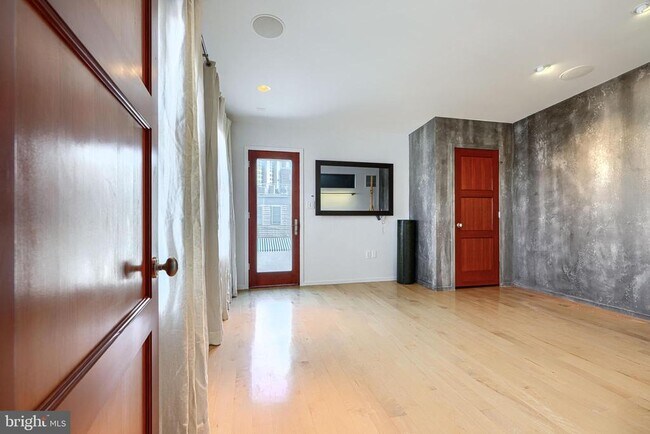 Building Photo - 1301 Hull St