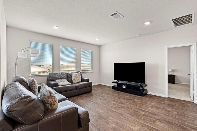 Building Photo - 381 Evergreen Sumac Lp
