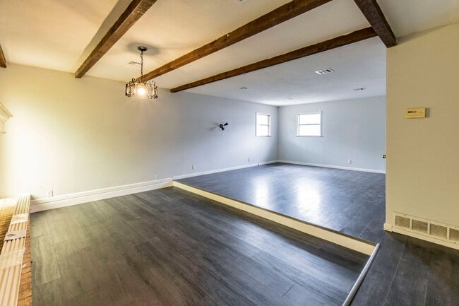 Building Photo - 4 Bed 3 Bath Brick Home with Fenced Yard