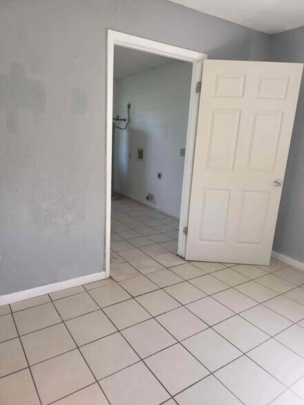 Building Photo - 305 Sierra Vista Dr