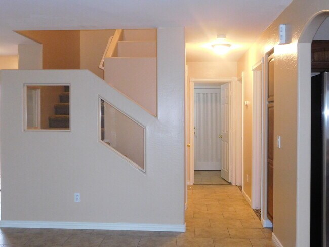 Building Photo - Amazing 4 bedrooms, 3 bathrooms house in P...
