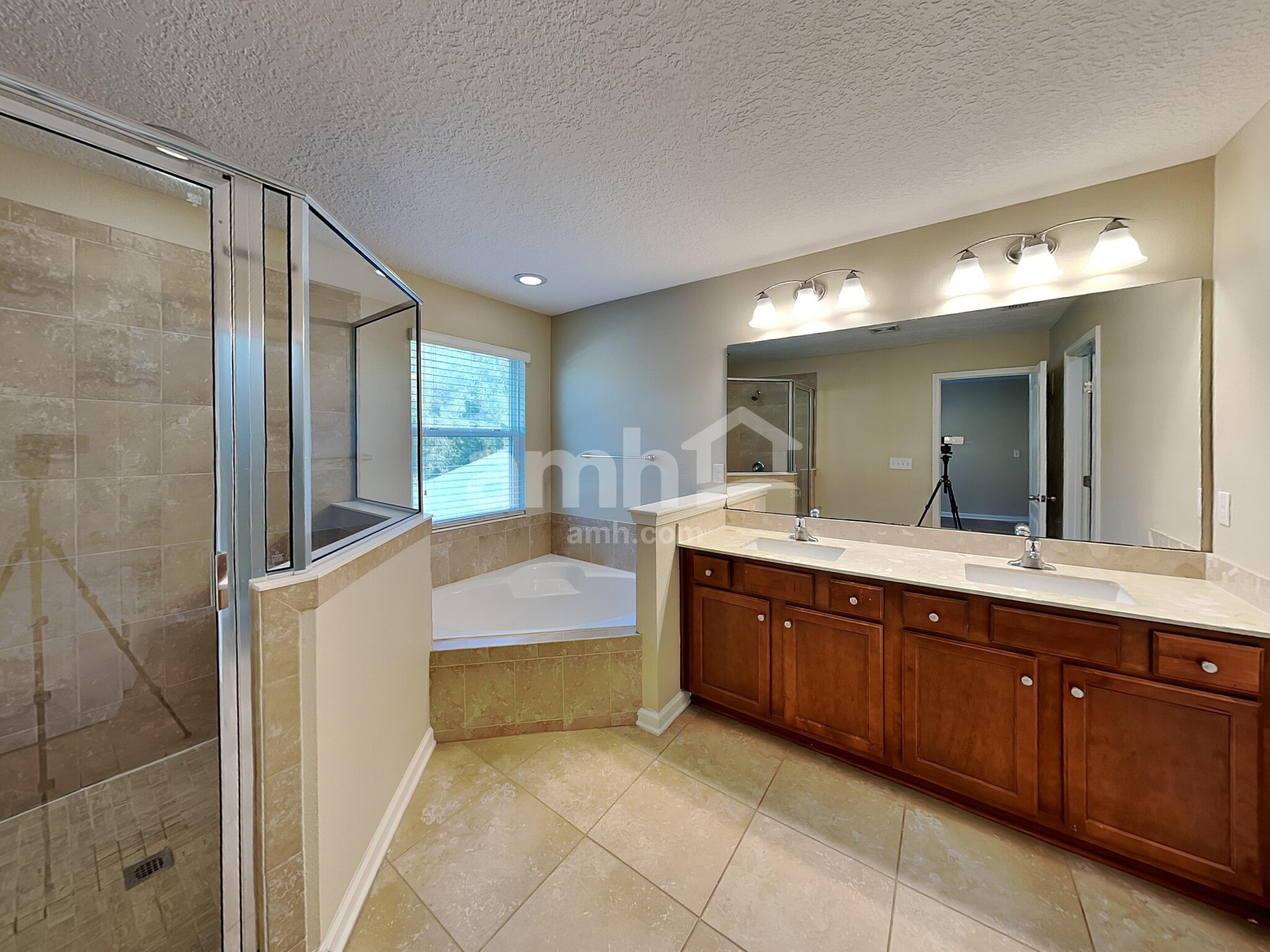 Building Photo - 332 Silver Glen Ave