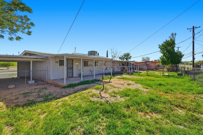 Building Photo - Pending/ Rented - Beautifully Remodeled Home in a Central Tucson Location!