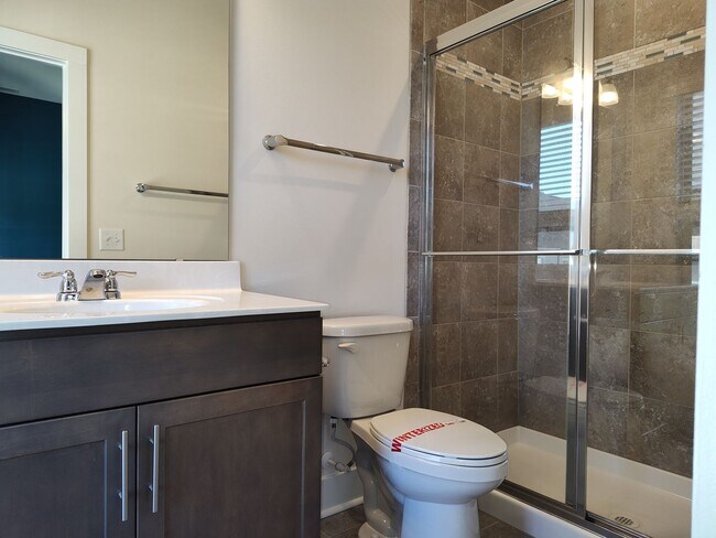 Building Photo - Modern End-Unit Townhome located in the Ce...