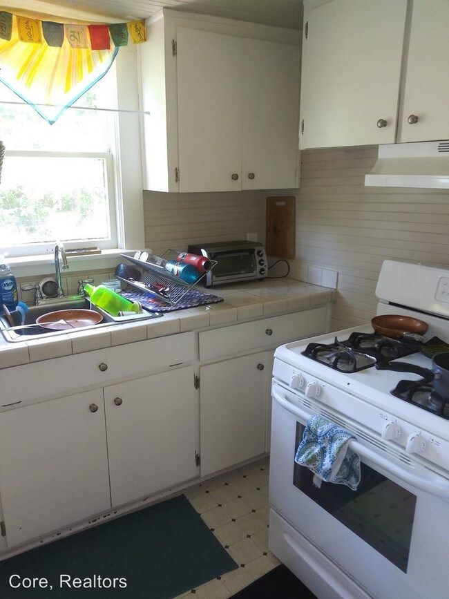 Building Photo - 3745 SE Belmont St