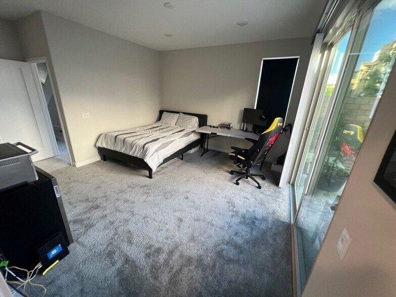 Building Photo - 520 Serrano Summit Dr