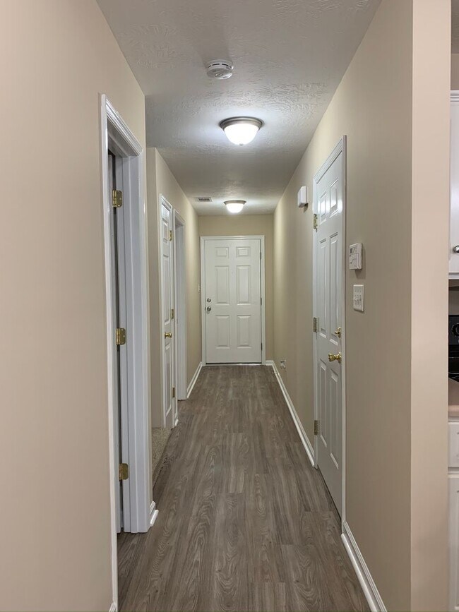 Building Photo - Townhome just minutes to Gate 2.