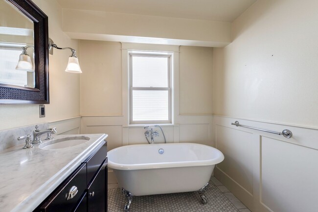 Building Photo - Capitol Hill Townhouse