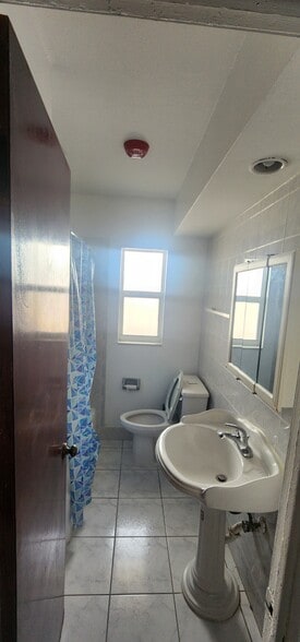 Building Photo - 303 Floral Dr