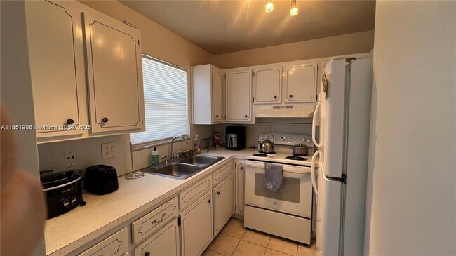 Building Photo - 941 Crystal Lake Dr