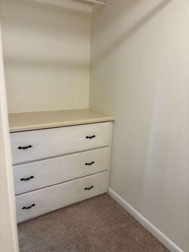 Building Photo - Close to Campus 2BD/1.5 BA Townhouse - Ava...