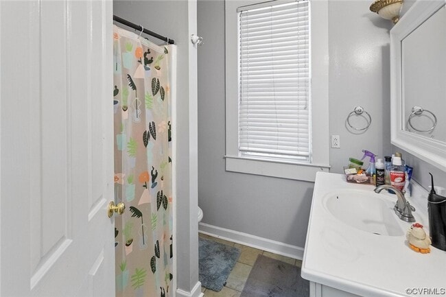 Building Photo - Huge 5 Bedroom House Next to VCU With Off ...