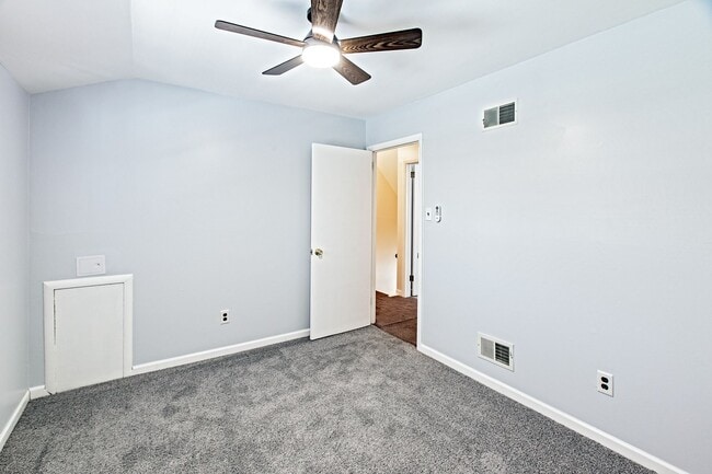 Building Photo - 5 bedroom, 2.5 bath home in Claymont