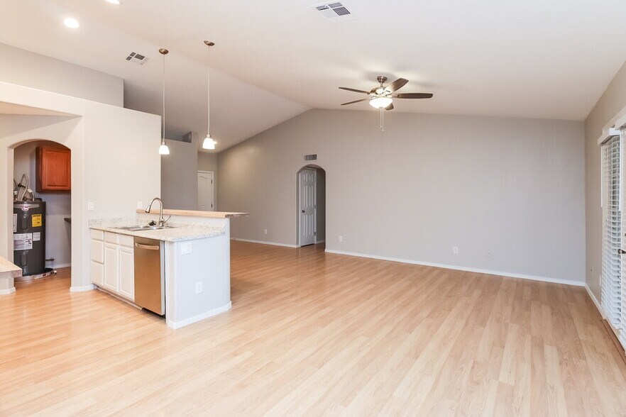 Building Photo - 1136 N Cottonwood Ct