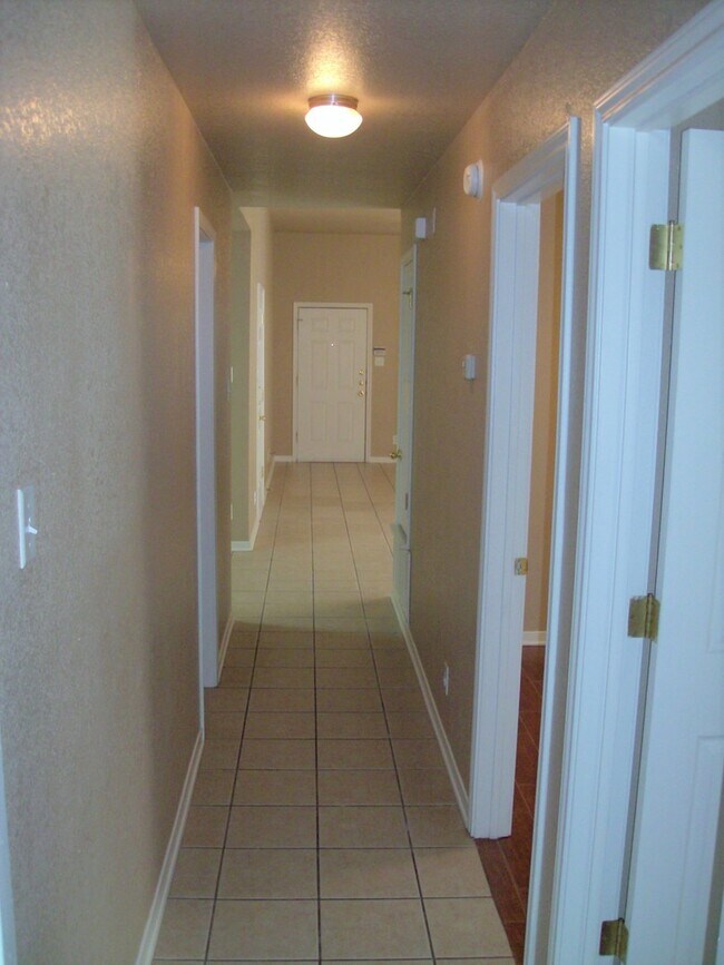 Building Photo - Charming Duplex with Great Features & Loca...