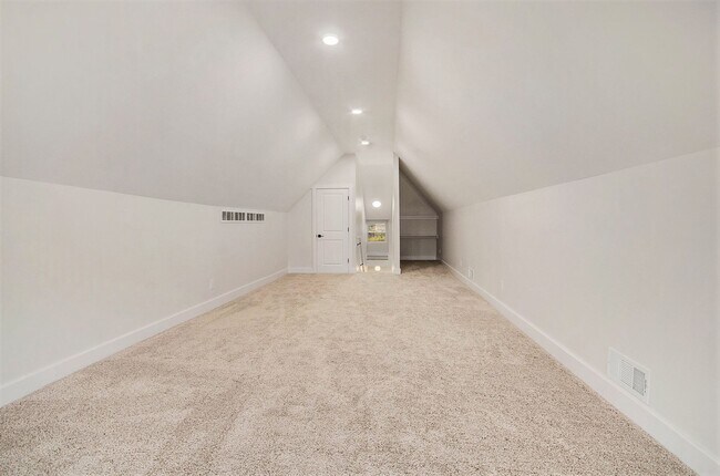 Building Photo - Lower Unit - Newly Constructed - 2 bed/2 bath - Must See!