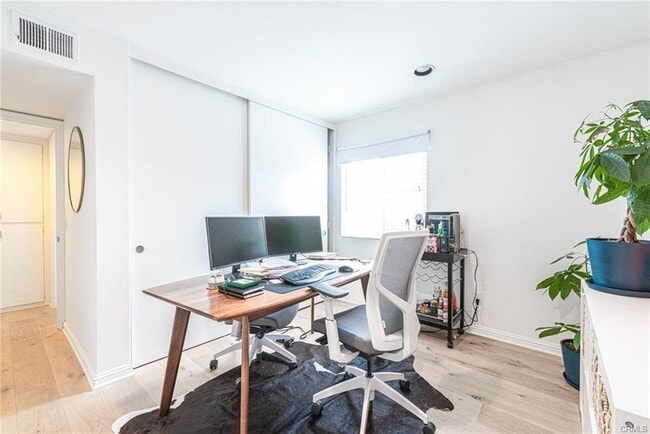 Building Photo - 719 Poinsettia Ave