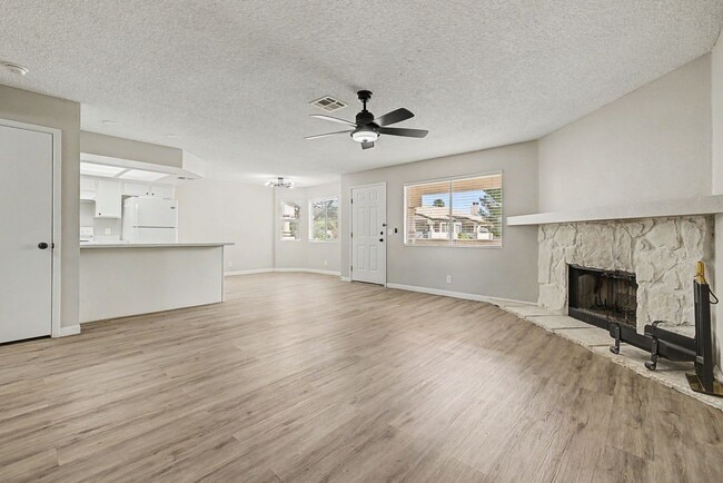 Building Photo - 2 Bedroom Condo just off Summerlin Pkwy w/ views of pool