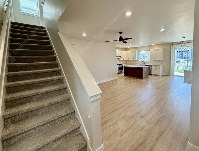 Building Photo - Fantastic 3 BR in Petrosa with mountain views and tons of amenities!