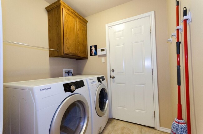 Building Photo - Beautiful Stone/Brick 3 Bedroom 2 Bath Home in Capitol Heights!!