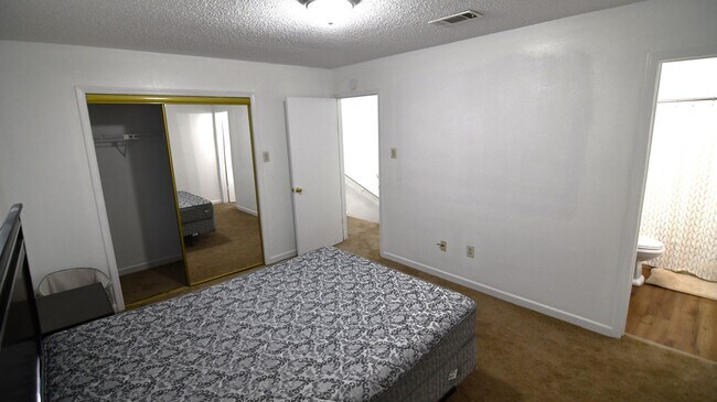 Building Photo - Charming 2-bedroom, 2.5-bathroom home located in Baton Rouge