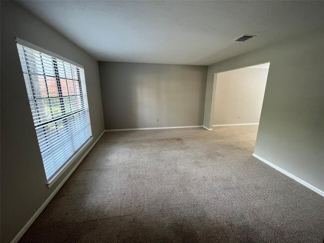Building Photo - 5622 Maple Square Dr