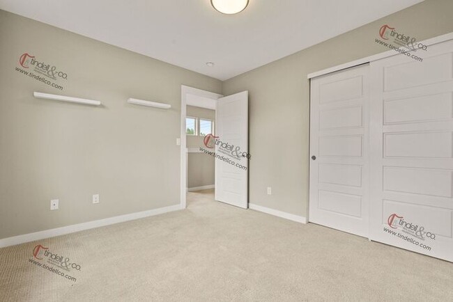 Building Photo - Modern & Spacious 3-Level Townhome with Lu...