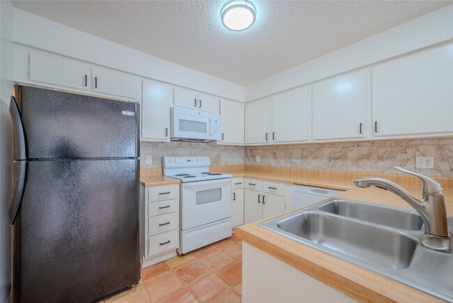 Building Photo - 13034 Leader St