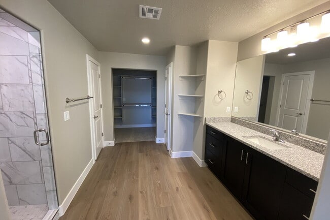 Building Photo - "Spacious 4-Bed Townhouse Oasis with 2.5 B...