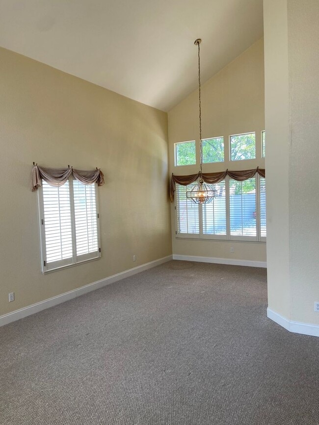 Building Photo - Pristine 4 Bedroom, 3 Bath in South Lexington