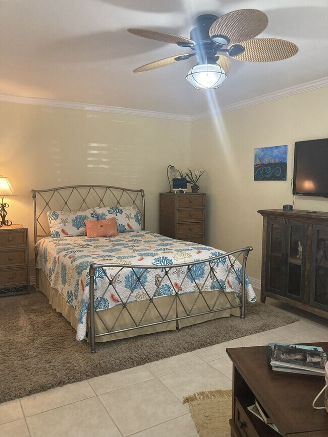 Building Photo - Relaxing Condo just steps away from the be...