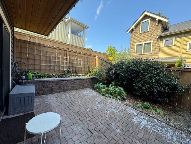 Building Photo - Cozy 3 bed 2.5 bath townhome on North Quee...