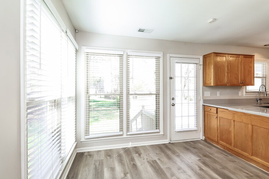 Building Photo - 707 Trailing Rock Dr