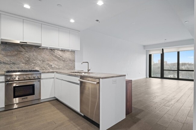 Building Photo - 320 Adolphus Ave