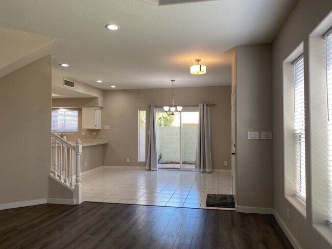 Building Photo - Must See 2/2.5 Condo in Pointe South Mount...
