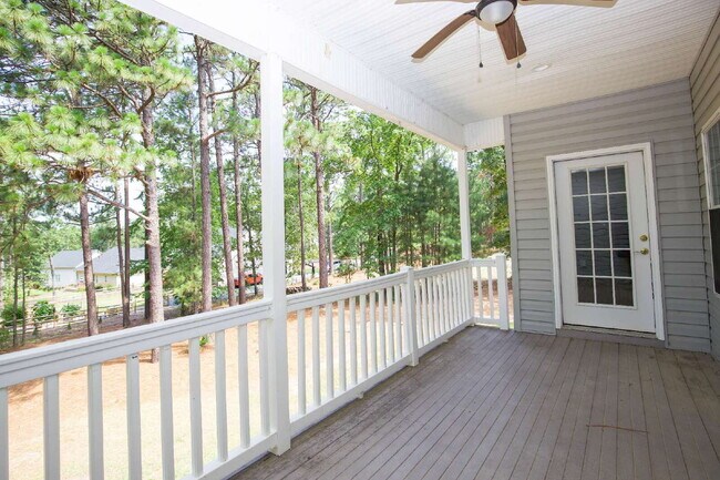 Building Photo - "Spacious 3-Bedroom Retreat with 3200 Sq Ft of Comfort in Seven Lakes!"