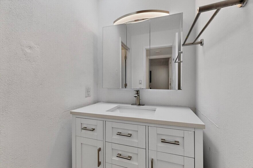 Building Photo - 5528 Overlook Dr NE