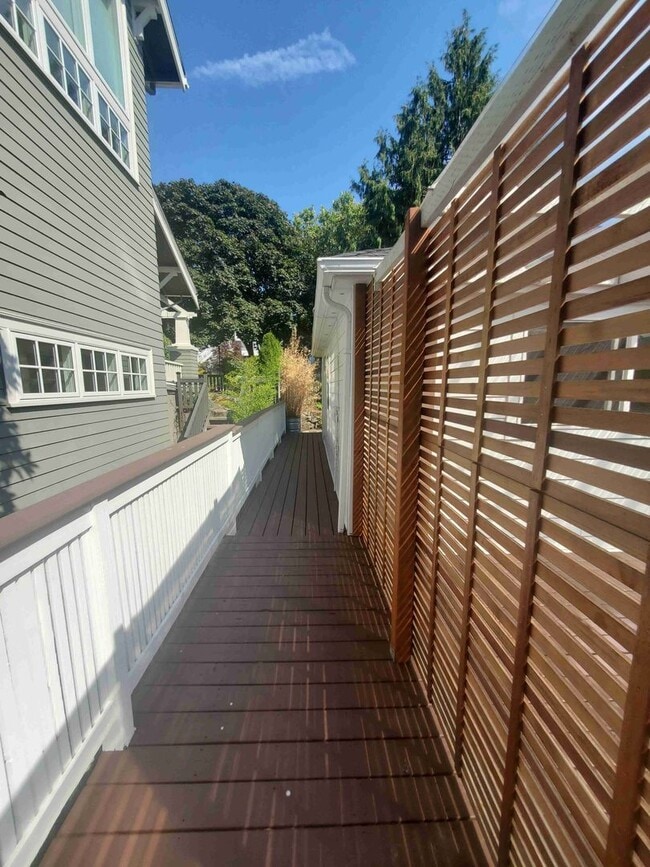 Building Photo - Prime Wallingford location 4 bed, 3 bath w...