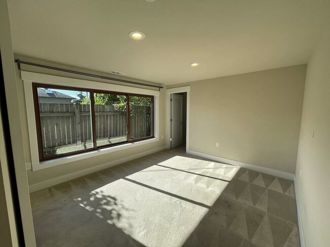 Building Photo - 1144 N 160th St