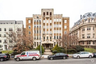 Building Photo - Spacious Studio Across from Meridian Hill ...