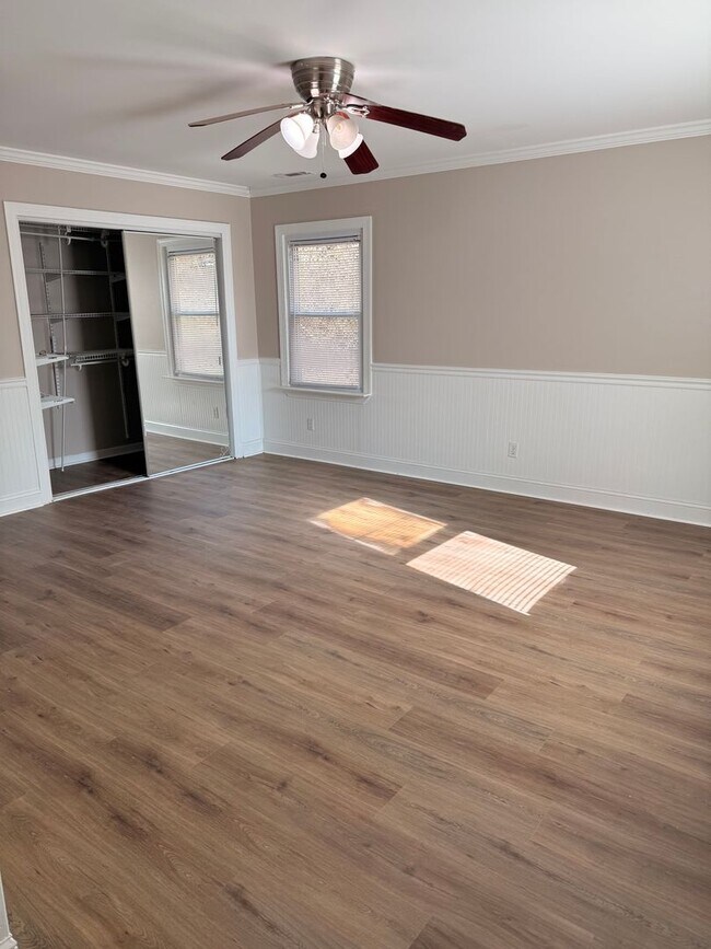 Building Photo - Cute Red Bank House