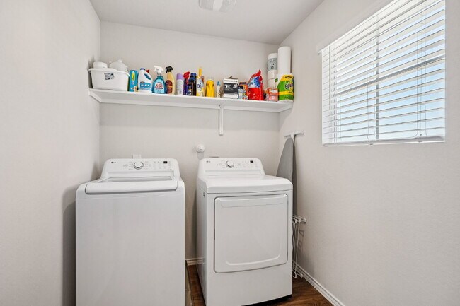 Building Photo - "Rent to Own this Charming 3-Bed Oasis with 18 month lease!*"
