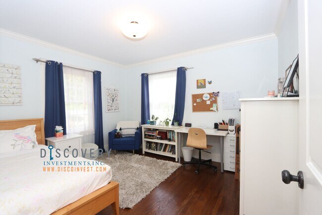 Building Photo - Sophisticated Piedmont Colonial with Enclosed Yard