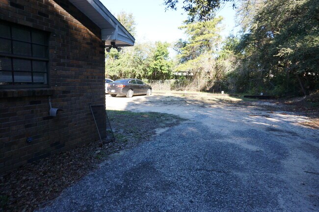 Building Photo - 811 Airport Rd