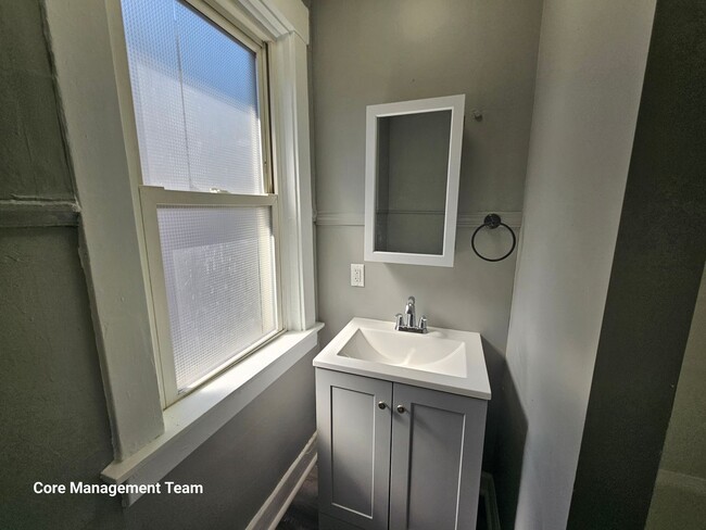 Building Photo - Updated 1 bedroom 1 bath apartment for rent!