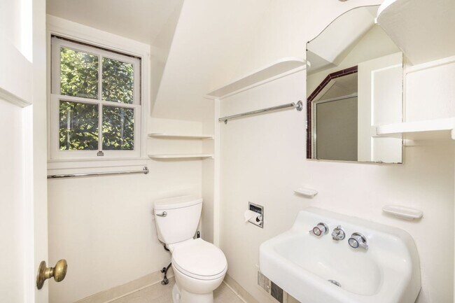 Building Photo - 1 Bed, 1 Bath Standalone ADU w/ Laundry & ...