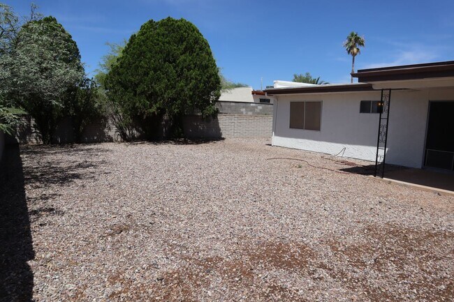 Building Photo - NEW A/C, Freshly Painted Inside and Outsid...